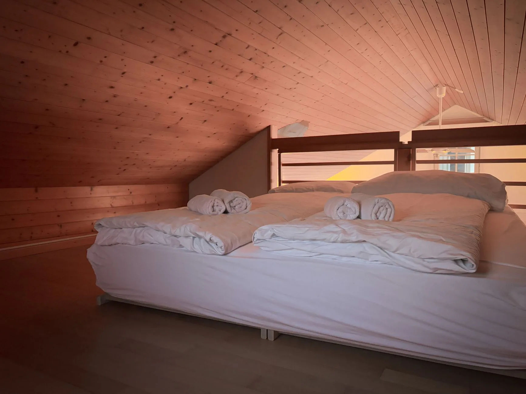 Mezzanine en bois avec lit double, le coin nuit typique d'une tiny house
